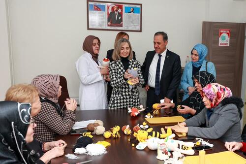 Vali Usta ve Eşi Bingöl Aile Destek Merkezlerini Ziyaret Etti