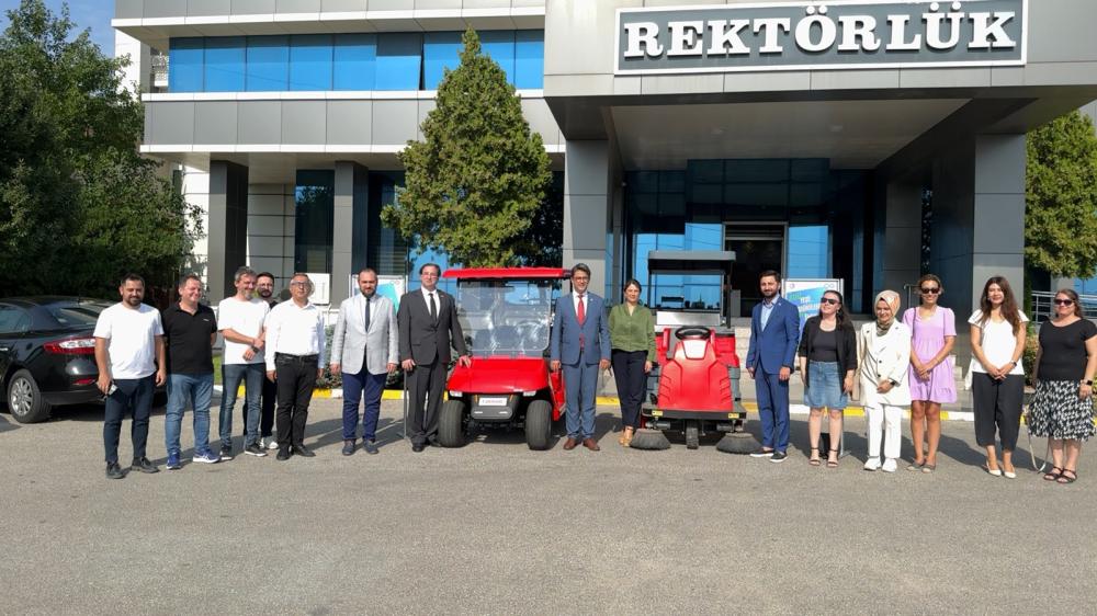 ÇOMÜ’DEN SÜRDÜRÜLEBİLİR GELECEĞE ADIM: YENİ ELEKTRİKLİ ARAÇLAR TANITILDI