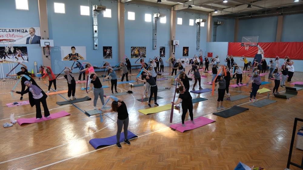 MENEMENLİ KADINLAR, ÜCRETSİZ PİLATES KURSUNDA BULUŞTU