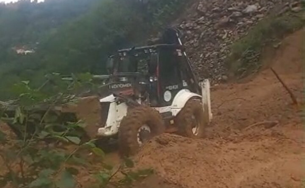 Fındıklı'da Heyelan Sonrası Köy Yolu Yeniden Ulaşıma Açıldı
