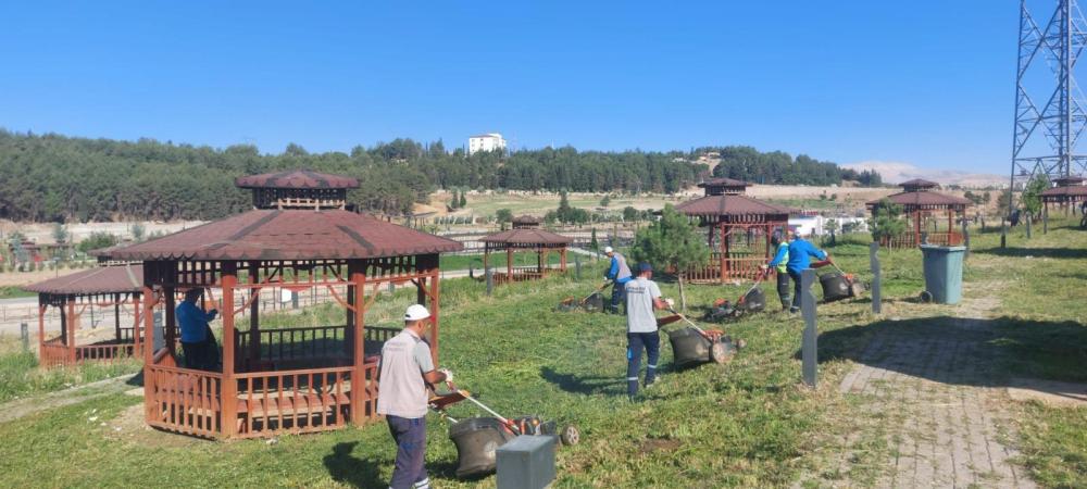 Adıyaman Belediyesi’nden yaz aylarında yeşil alanlara özel bakım