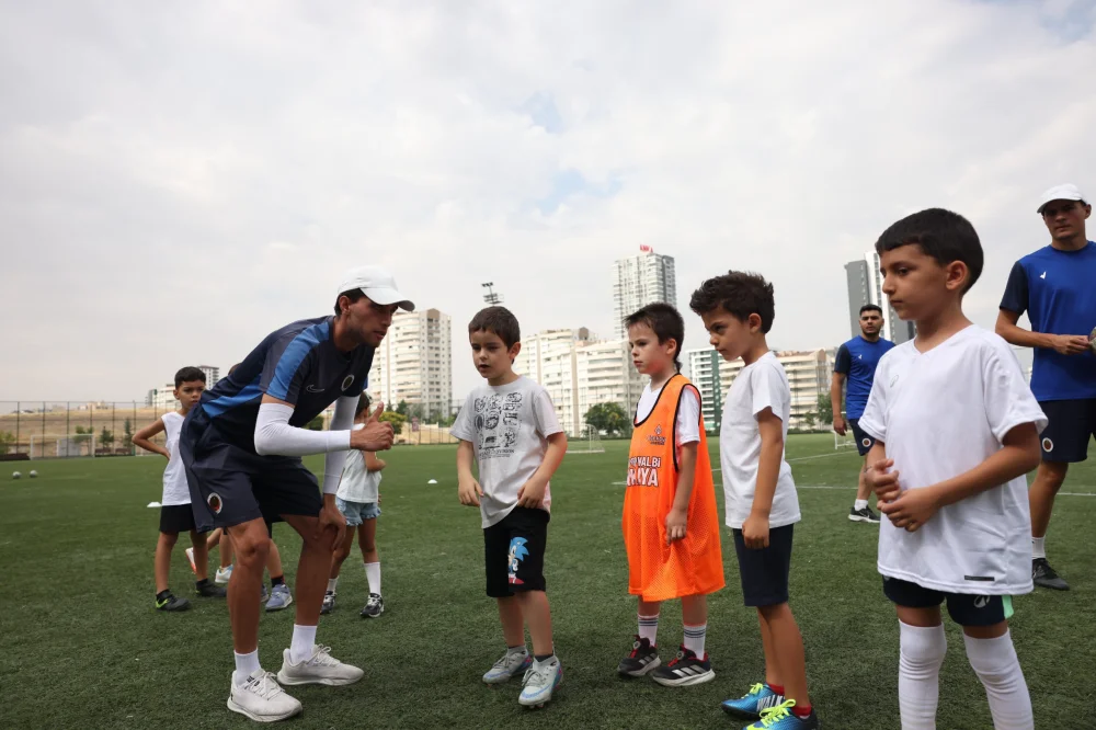 ÇOCUKLARA ÜCRETSİZ FUTBOL OKULU